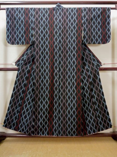 Photo1: I0302J Used Japanese Kimono   Black TSUMUGI pongee / Cotton. Curved lines  (Grade B) (1)