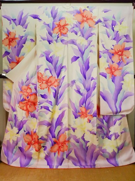 Photo1: J1225E Used Japanese Pale Light Wisteria FURISODE long-sleeved / Silk.  lily pattern  (Grade B) (1)