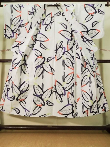 Photo2: K0414F Used Japanese   White Pour Dyed Yukata / Cotton. Leaf made in 1960-1970  (Grade C) (2)