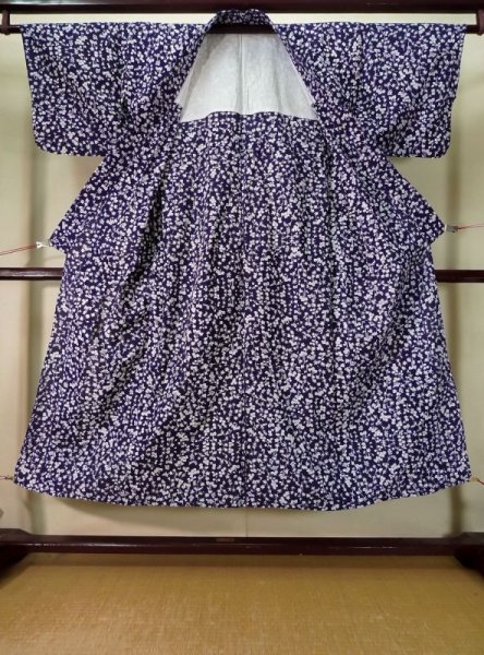 Photo2: K0527A Used Japanese   Indigo Blue YUKATA summer(made in Japan) / Cotton. Flower, made in 1970-1980  (Grade C) (2)