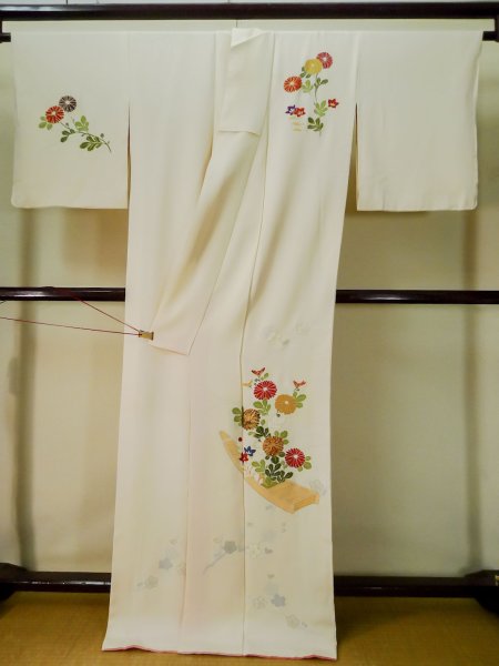Photo2: L0316G Used Japanese women  Off White HOUMONGI formal / Silk. Chrysanthemum,   (Grade C) (2)