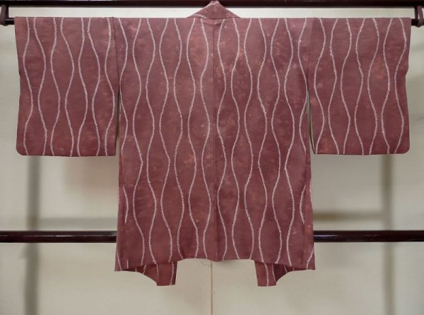 Photo2: L0420L Used Japanese womenPale Grayish Dark Red HAORI short jacket / Silk. Curved lines,   (Grade B) (2)