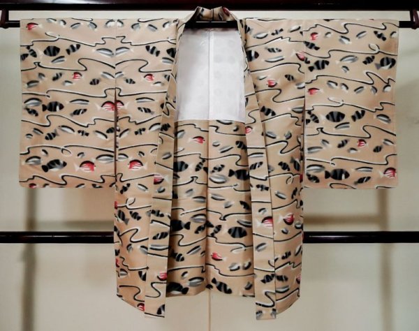Photo1: Mint L0421H Used Japanese womenPale Reddish Beige HAORI short jacket / Silk. Line pattern: fish  (Grade A+) (1)