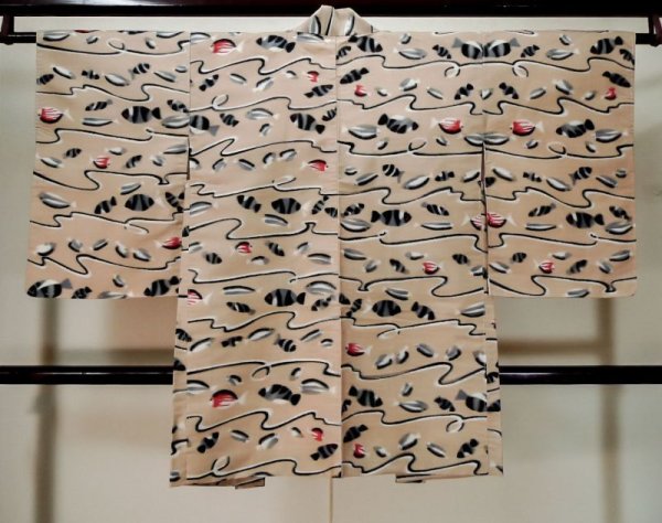 Photo2: Mint L0421H Used Japanese womenPale Reddish Beige HAORI short jacket / Silk. Line pattern: fish  (Grade A+) (2)