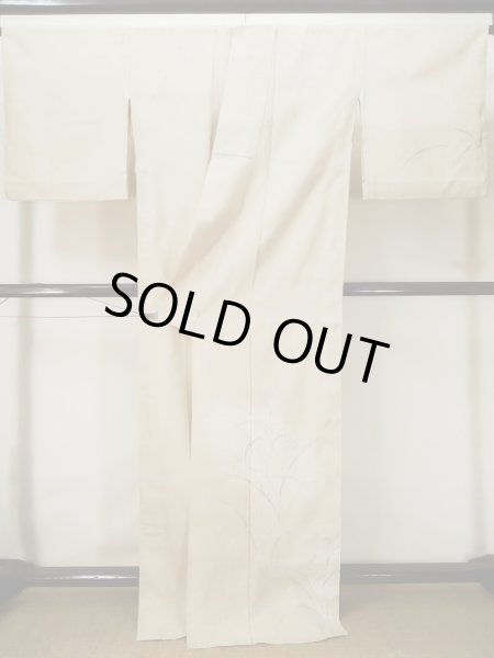 Photo2: L0511G Used Japanese women  Beige HOUMONGI formal / Unkoown. Tall grass, dragofly motif, there are several loose and rips. The material is tingling like wool and hemp to touch.  (Grade D) (2)