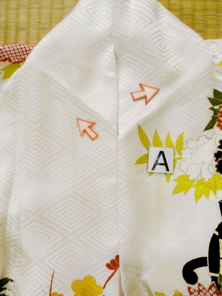 Photo19: L0728A Used Japanese women  Off White FURISODE long-sleeved / Silk. Peony,   (Grade C) (19)