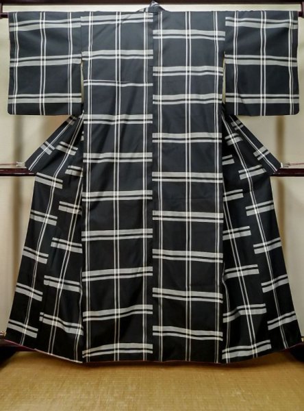 Photo1: L1019Q Used Japanese women  Black TSUMUGI pongee / Silk. Plaid Checks The lining has many soils, stains or turned a bit yellow.  (Grade C) (1)