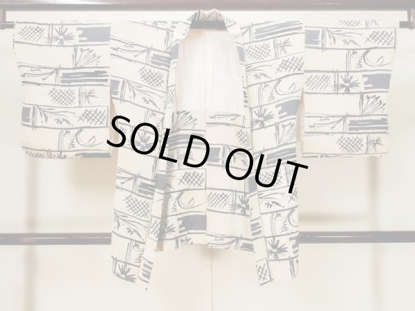 Photo1: L1104T Used Japanese women  Off White HAORI short jacket / Silk. Abstract pattern   (Grade C) (1)