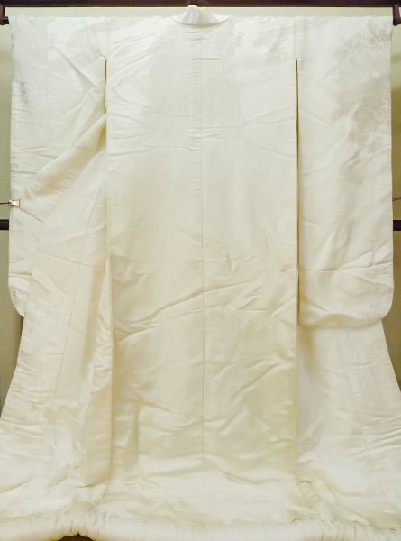 Photo2: L1124H Used Japanese women  White UCHIKAKE Wedding / Silk. Peony, For wedding  (Grade C) (2)