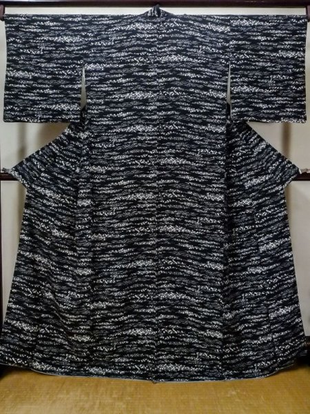 Photo1: L1201R Used Japanese women  Black KOMON dyed / Silk. Abstract pattern   (Grade D) (1)