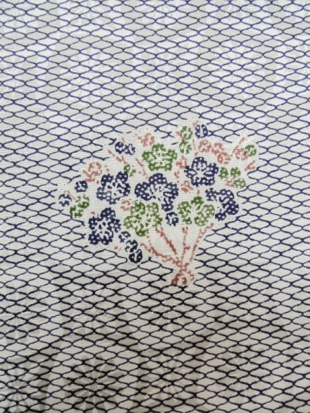 Photo5: M0307D Used Japanese women  White KOMON dyed / Silk. Chrysanthemum,   (Grade C) (5)