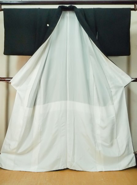 Photo2: M0328B Used Japanese women  Black TOMESODE formal / Silk. Chrysanthemum,   (Grade C) (2)