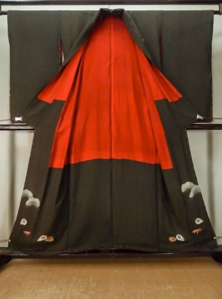 Photo2: M0328G Used Japanese women  Black TOMESODE formal / Silk. Chrysanthemum, padding in the hem  (Grade C) (2)