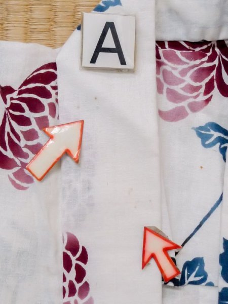 Photo12: M0614D Used Japanese women  White YUKATA summer(made in Japan) / Cotton/hemp Chrysanthemum   (Grade C) (12)