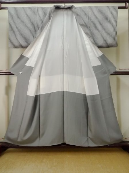 Photo2: Mint M0728A Used Japanese women  Gray KOMON dyed / Silk. Abstract pattern "TANGO" Chirimen crape  (Grade A+) (2)