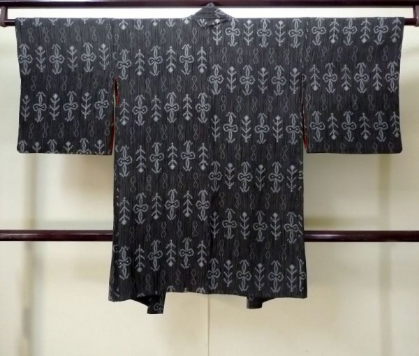 Photo2: M0907S Antique Japanese women   Black HAORI short jacket / Silk. Flower,   (Grade A) (2)