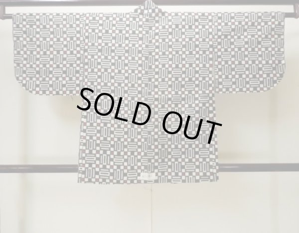 Photo2: M0907U Antique Japanese women   Black HAORI short jacket / Silk. Geometrical pattern,   (Grade C) (2)