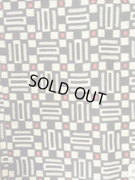 Photo4: M0907U Antique Japanese women   Black HAORI short jacket / Silk. Geometrical pattern,   (Grade C) (4)