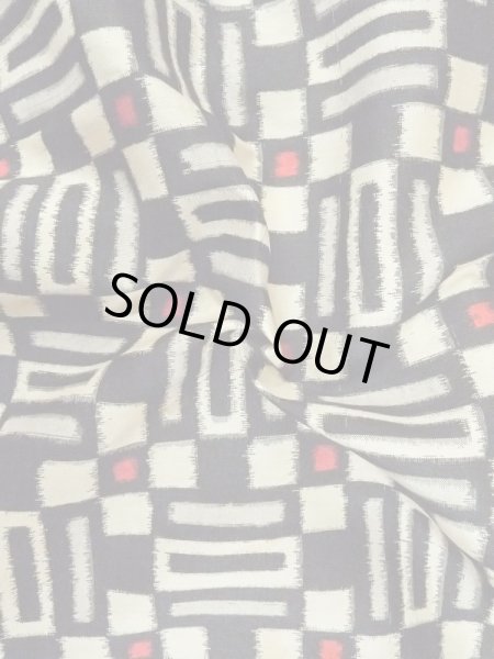 Photo11: M0907U Antique Japanese women   Black HAORI short jacket / Silk. Geometrical pattern,   (Grade C) (11)