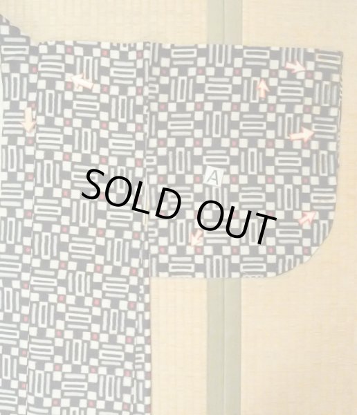 Photo14: M0907U Antique Japanese women   Black HAORI short jacket / Silk. Geometrical pattern,   (Grade C) (14)