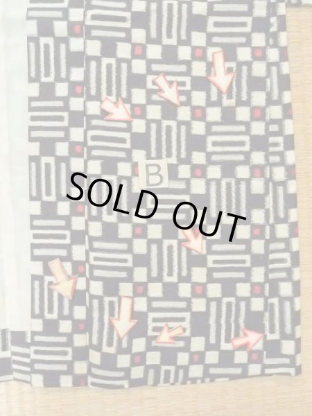 Photo15: M0907U Antique Japanese women   Black HAORI short jacket / Silk. Geometrical pattern,   (Grade C) (15)