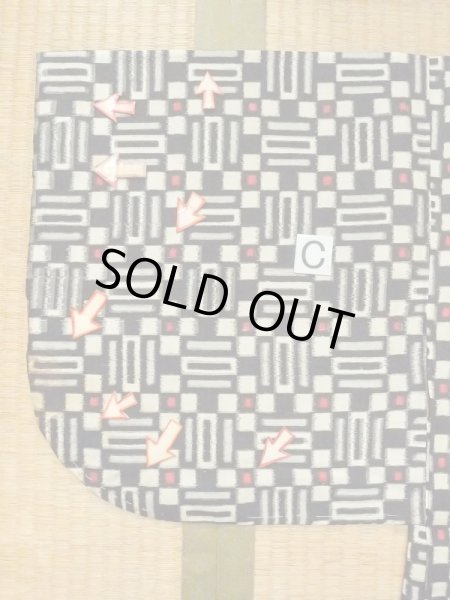 Photo16: M0907U Antique Japanese women   Black HAORI short jacket / Silk. Geometrical pattern,   (Grade C) (16)
