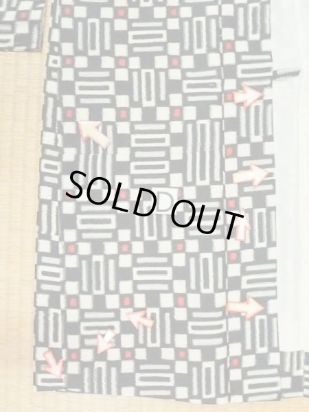 Photo17: M0907U Antique Japanese women   Black HAORI short jacket / Silk. Geometrical pattern,   (Grade C) (17)