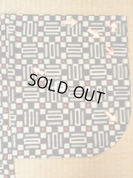 Photo18: M0907U Antique Japanese women   Black HAORI short jacket / Silk. Geometrical pattern,   (Grade C) (18)
