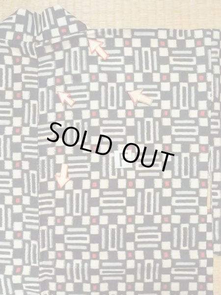 Photo19: M0907U Antique Japanese women   Black HAORI short jacket / Silk. Geometrical pattern,   (Grade C) (19)