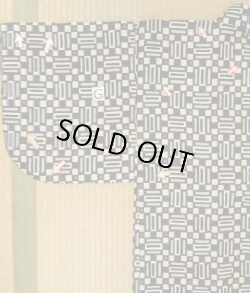 Photo20: M0907U Antique Japanese women   Black HAORI short jacket / Silk. Geometrical pattern,   (Grade C) (20)