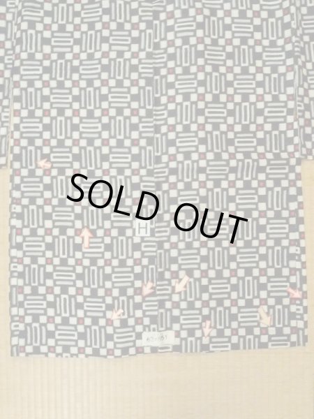 Photo21: M0907U Antique Japanese women   Black HAORI short jacket / Silk. Geometrical pattern,   (Grade C) (21)