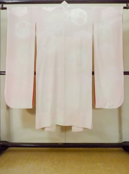 Photo2: M1003J Vintage Japanese women Pale Light Pink JUBAN undergarment / Silk.  Based woven pattern: Maple leaf, Bamboo leaf, Tortoise-shell pattern(Hexagonal pattern)  (Grade B) (2)