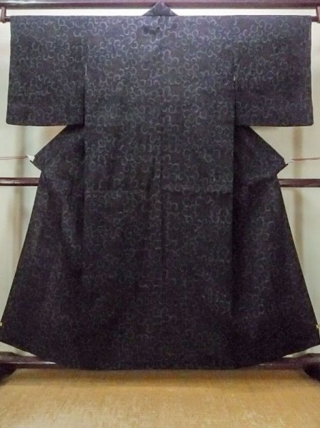 Photo1: M1010N Vintage Japanese women   Black OJIYATSUMUGI / Silk. Arabesque vine   (Grade B) (1)
