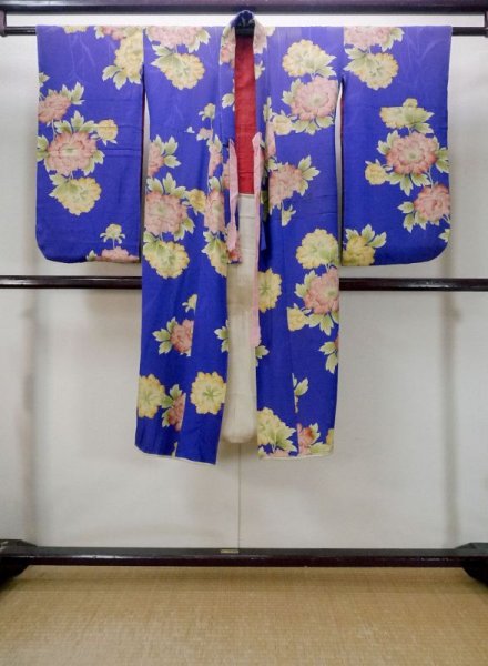 Photo1: M1108D Antique Japanese women  Vivid Purple Kids / Silk. Peony Small holes all over. Discolored all over. Aging deterioration. There is an impression from use.  (Grade D) (1)