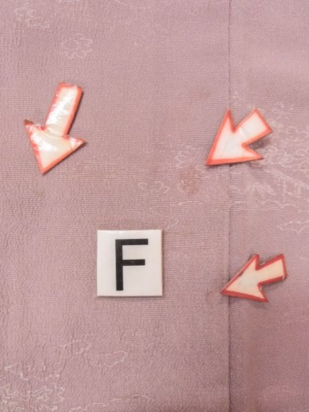 Photo18: M1121W Vintage Japanese women  Grayish Pink HAORI short jacket / Silk. Chrysanthemum,   (Grade B) (18)