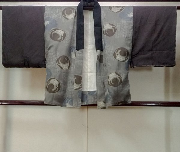 Photo1: M1128A Vintage Japanese  Dark Gray Men's Juban / Silk. Quadrangle "Daruma" design. Aging deterioration. There is an impression from use.  (Grade D) (1)