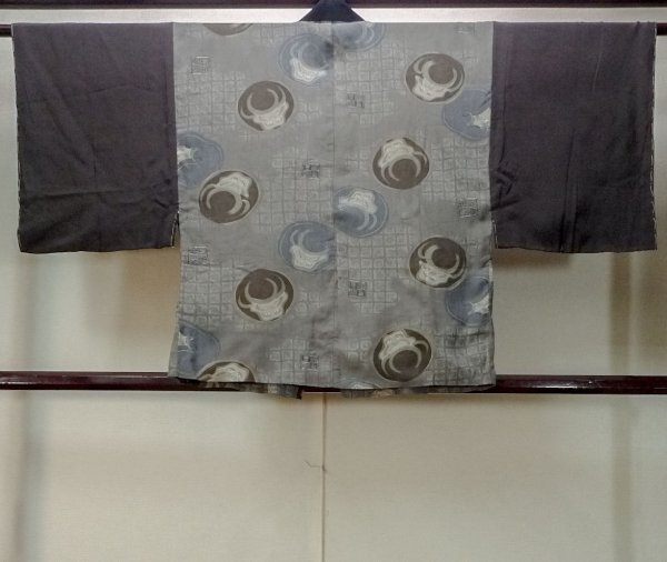 Photo2: M1128A Vintage Japanese  Dark Gray Men's Juban / Silk. Quadrangle "Daruma" design. Aging deterioration. There is an impression from use.  (Grade D) (2)