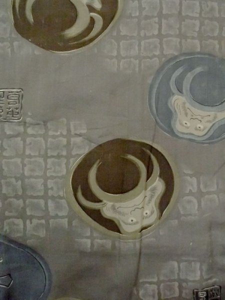 Photo4: M1128A Vintage Japanese  Dark Gray Men's Juban / Silk. Quadrangle "Daruma" design. Aging deterioration. There is an impression from use.  (Grade D) (4)