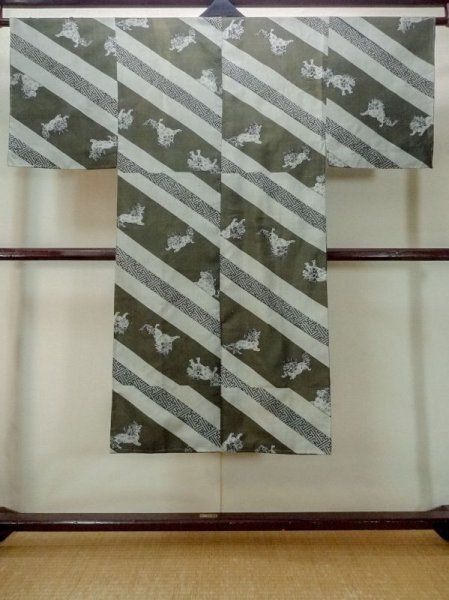 Photo2: M1128I Vintage Japanese  Grayish Green Men's Juban / Silk. Tiger,   (Grade C) (2)