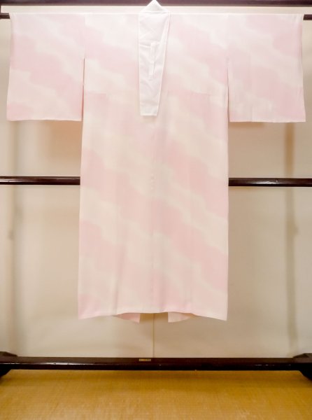 Photo2: M1215B Vintage Japanese women  Pale Pink JUBAN undergarment / Silk. Cloud,   (Grade B) (2)