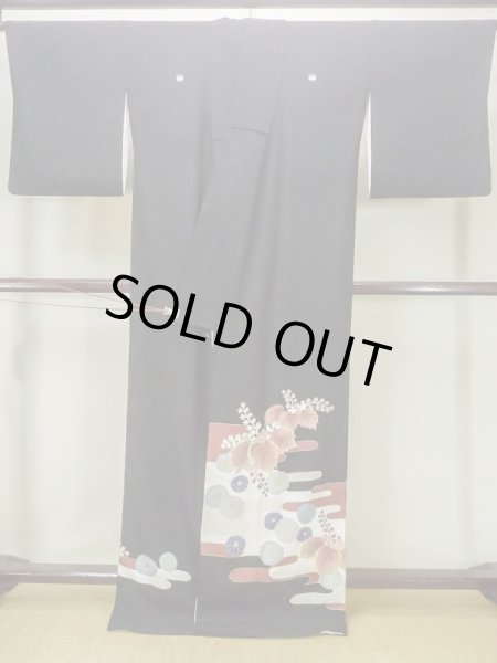 Photo2: M1215X Vintage Japanese women   Black TOMESODE formal / Silk. Chrysanthemum, Aging deterioration. There is an impression from use.  (Grade C) (2)