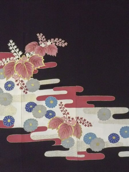 Photo5: M1215X Vintage Japanese women   Black TOMESODE formal / Silk. Chrysanthemum, Aging deterioration. There is an impression from use.  (Grade C) (5)
