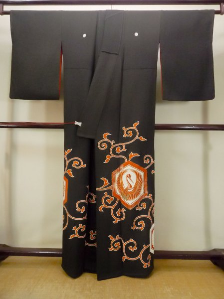 Photo2: M1228L Antique Japanese women   Black TOMESODE formal / Silk. Arabesque vine,   (Grade C) (2)
