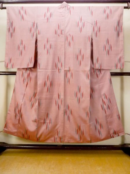 Photo1: N0123C Antique Japanese women Vivid Grayish Pink TSUMUGI pongee / Silk. Stripes Arrow feather pattern. There is an impression from use.  (Grade C) (1)