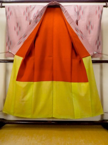 Photo2: N0123C Antique Japanese women Vivid Grayish Pink TSUMUGI pongee / Silk. Stripes Arrow feather pattern. There is an impression from use.  (Grade C) (2)