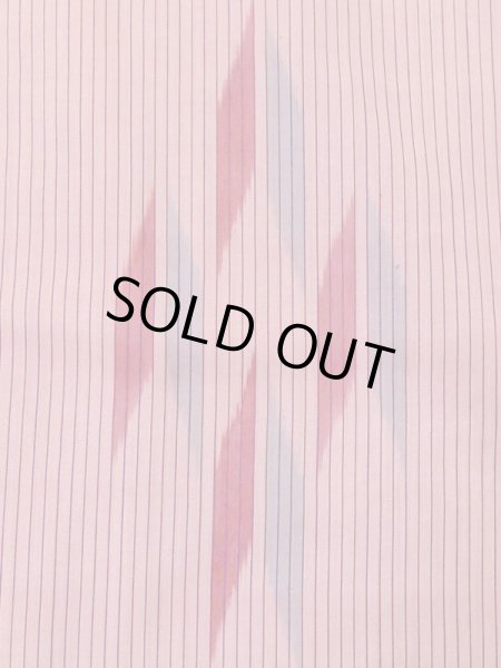 Photo5: N0123C Antique Japanese women Vivid Grayish Pink TSUMUGI pongee / Silk. Stripes Arrow feather pattern. There is an impression from use.  (Grade C) (5)