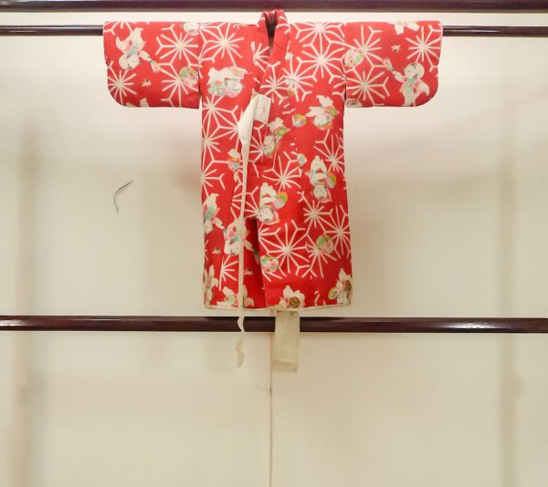 Photo1: N0131D Antique Japanese women   Red Kids / Silk. Kids, Sleeve lining is synthetic It il padded. With cotton.  (Grade C) (1)