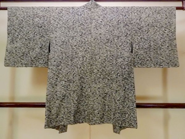 Photo2: N0209S Vintage Japanese women   Black HAORI short jacket / Silk. Abstract pattern   (Grade B) (2)