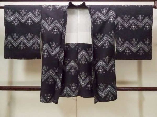 Photo1: N0209X Vintage Japanese women   Black HAORI short jacket / Silk. Flower,   (Grade B) (1)