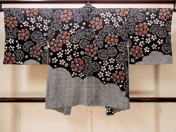 Photo2: N0305E Vintage Japanese women   Black HAORI short jacket / Silk. Flower,   (Grade B) (2)